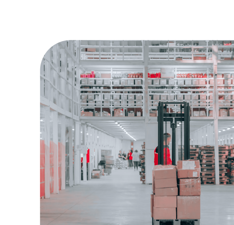 Mitarbeitender im Lager.